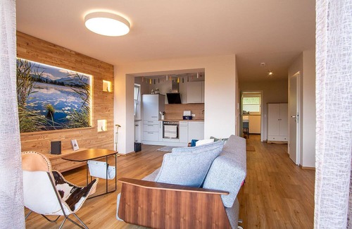 Hopfen am See Apartment | Villa Sonnenschein - Modern apartment in a quiet location above Lake Hopfensee