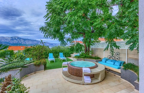 Lumbarda Villa | Villa Southern Beauty - six bedroom villa with a pool and jacuzzi on Island Korčula