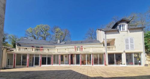 Ranton Villa | Villa spacieuse avec piscine privée à Ranton - 330 m²