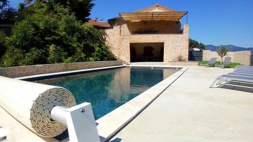 Prades Villa | Villa spacieuse avec piscine privée et vue montagne à Prades