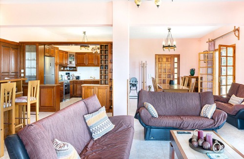 Loutraki-Agioi Theodoroi Villa | Villa 'Sterna' with Sea View, Private Pool and Wi-Fi