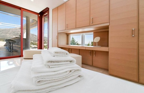 Nueva Andalucia Villa | Villa Suena Blanca - Luxury Sea & Golf Views!