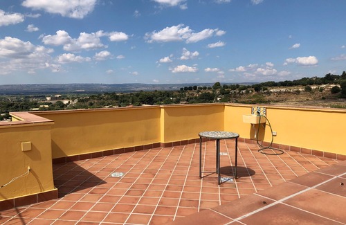 Syracuse Villa | Villa surrounded by greenery a stone's throw from Eurialo castle