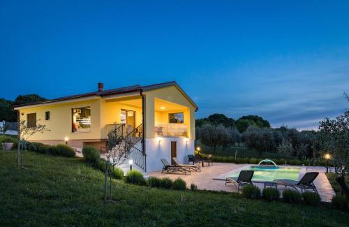 Puntera Villa | Villa Tai, enjoy the green oasis with 2BR ,WIFI, pool, AC