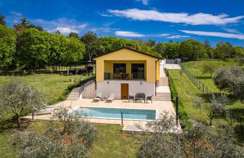 Puntera Villa | Villa Tai, enjoy the green oasis with 2BR ,WIFI, pool, AC