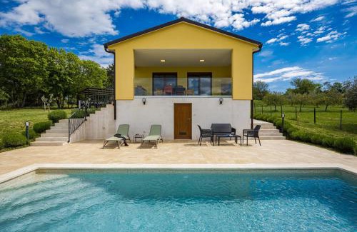 Puntera Villa | Villa Tai, enjoy the green oasis with 2BR ,WIFI, pool, AC