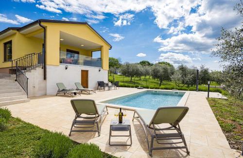 Puntera Villa | Villa Tai, enjoy the green oasis with 2BR ,WIFI, pool, AC