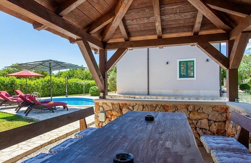 Kras Apartment | Villa Tara with a beautiful heated pool
