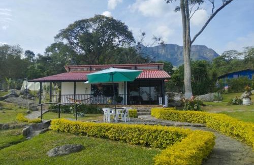 Sasaima House | Villa tata Granja autosostenible