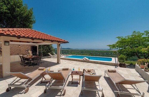 Popovici Villa | Villa Tea-a special family-friendly stay!