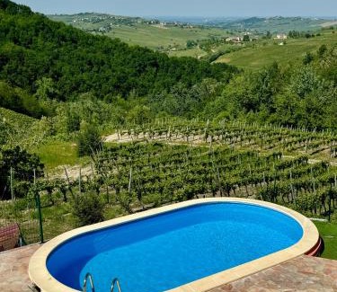 Montecalvo Versiggia Villa | Villa Teresa - Villa & Piscina immersi nel vigneto!