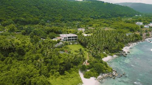 Juan Esteban Villa | Villa Tesoros del Mar - Luxury Beachfront Villa with Natural Pool, Jacuzzi, Mountain Views, Yoga, BBQ, Wi-Fi, Pet & Family Friendly, Barahona Adventures