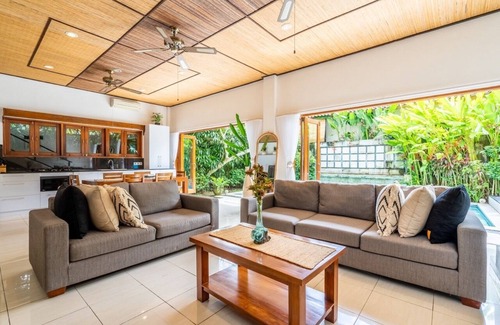 Umalas Villa | Villa TH + Breakfast w/Enclosed Living, Umalas