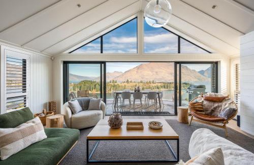 Queenstown Villa | Villa Tihi- Hot Tub- Lake View- Gas Fire- BBQ- AC