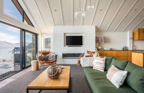 Queenstown Villa | Villa Tihi- Hot Tub- Lake View- Gas Fire- BBQ- AC