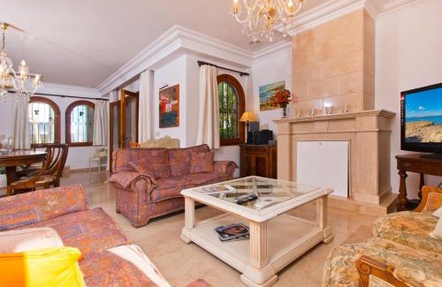 Marina Manresa Villa | Villa Tita de Manresa, con jardines y vista mar