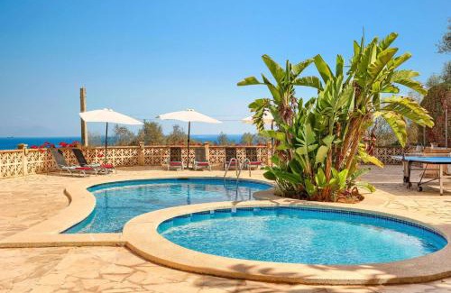 S Horta Villa | Villa Toni i na Bel by Villa Plus