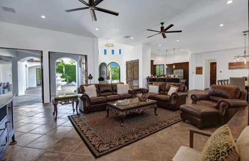 Chino Canyon Villa | Villa Toscana by AvantStay Palatial Villa With Spa Pool Theater Game Room Permit4769