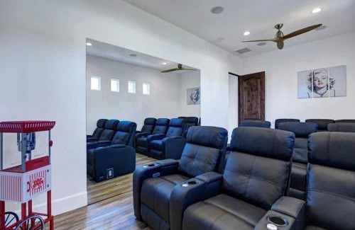 Chino Canyon Villa | Villa Toscana by AvantStay Palatial Villa With Spa Pool Theater Game Room Permit4769