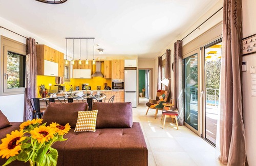 Monopari Villa | Villa Trules - Four Bedroom Villa, Sleeps 8