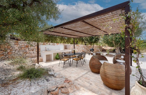 Castellana Grotte House | Villa 'Trulli Di Titti Countryhouse' with Private Garden, Wi-Fi and Air Conditioning