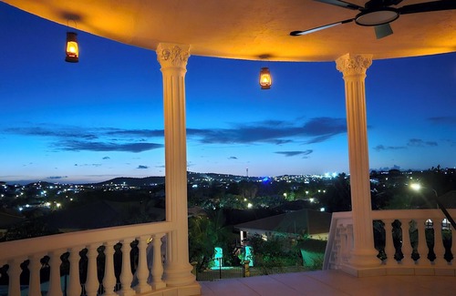 Montana Rey Villa | Villa Turquoise Curaçao: Central location, elevated with great views.