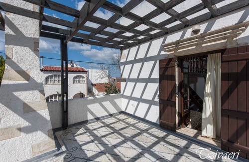 Sternes Villa | Villa Tzivaeri old mansion, huge private courtyard, BBQ, near airport sleeps 8+