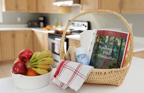 Wasaga Beach House | VILLA UPPER & LOWER SPECIAL RATES SLEEPS 15, VERY CLOSE TO BEACH ACCESS,