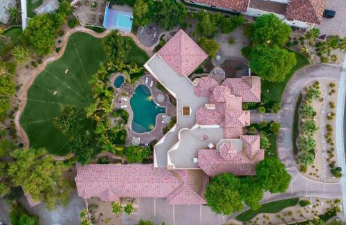 Bermuda Dunes Villa | Villa Verbena by AvantStay Expansive Estate w B-ball Court PoolSpa Entertainers Yard
