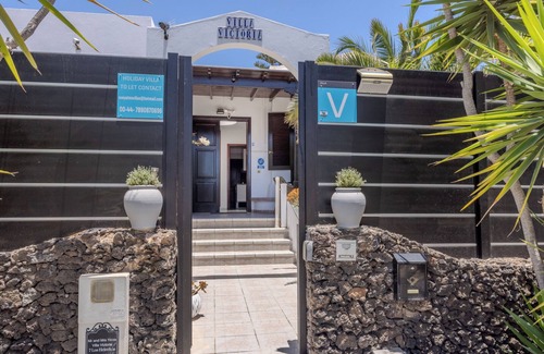 Costa Teguise Villa | Villa Victoria Los Helechos just 700 metres from Playa Bastian beach