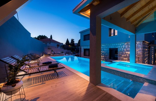 Lapad Villa | Villa Vikor with large private swimming pool and jacuzzi.