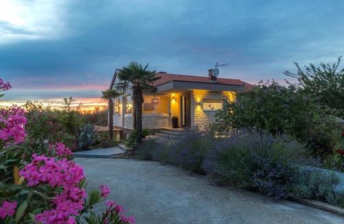 Kastelir Villa | Villa Viktoria poll&garden view