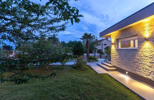 Kastelir Villa | Villa Viktoria poll&garden view