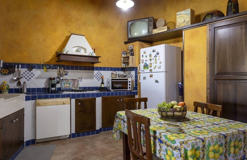 Menfi Villa | Villa 'Villino Il Melograno' with Private Terrace, Wi-Fi and Air Conditioning