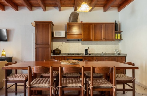 Riola Sardo Villa | Villa Vintage by Propertize | giardino e palestra
