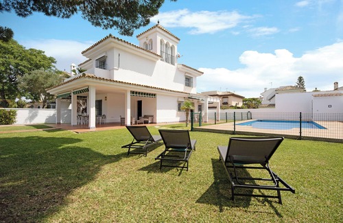 Poblado de Sancti Petri House | Villa “Virgen del Camino” directly by the Beach, Pool, Terrace & Garden