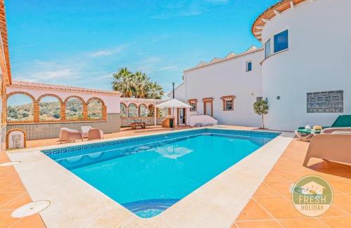 Competa Villa | Villa Vista Alborán - family home with sea views
