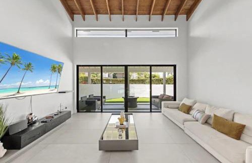 Hallandale Beach Villa | Villa Viva Miami