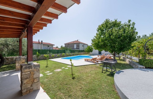 Zrnovnica Villa | Villa Volga among olive trees and short walk where river enters the sea