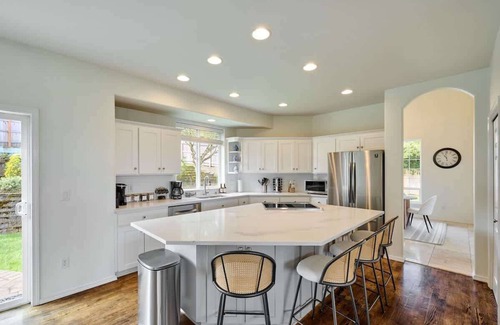 McMinnville House | Villa w Hot Tub Firepit Game Room and EV Charger!