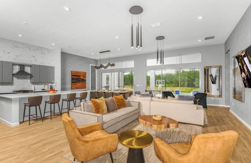Loughman House | Villa w/Treehouse RM, Bowling, Gamer Themed BR, Theater & Game Loft, Near Parks