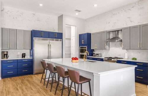 Loughman House | Villa w/Treehouse RM, Bowling, Gamer Themed BR, Theater & Game Loft, Near Parks