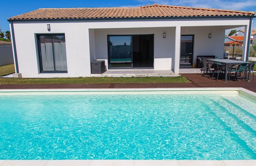 Saint-Sulpice-de-Royan Villa | VILLA with heated pool-3 bedrooms, sleeps 6