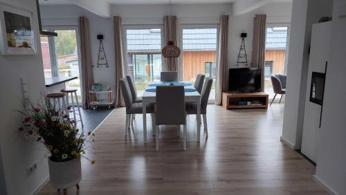 Rheinsberg House | Villa Wildrose mit Sauna und Beachfußballplatz