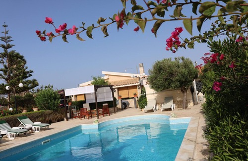 Pachino Villa | Villa with swimming pool facing the sea, for those who love peace and privacy