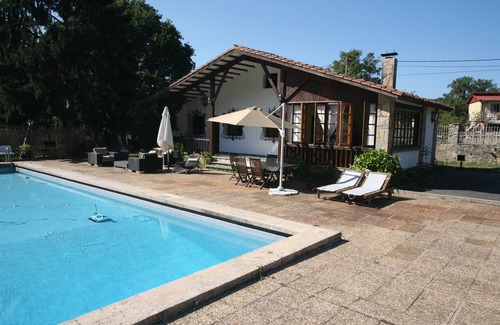 San Pelayo Ski Chalet | Villa with large garden areas and huge pool 15 minutes from the beaches