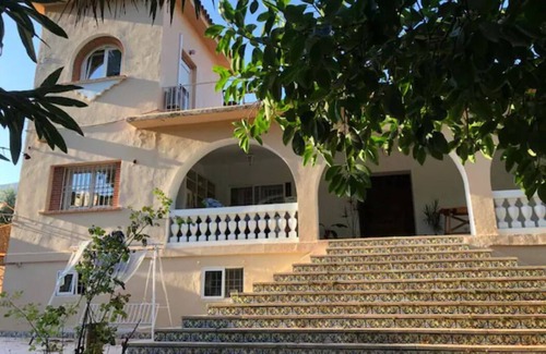 Godella Ski Chalet | Villa with luxurious swimming pool 10' from Valencia