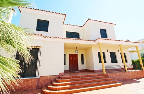 Mairena del Alcor Villa | Villa with pool, free Wi-Fi, billiards, BBQ and table football 12 minutes from Seville