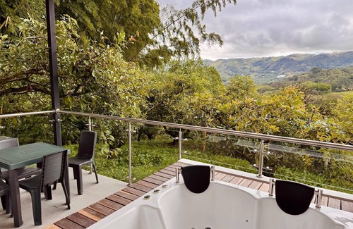 El Penol Ski Chalet | VILLA WITH POOL AND JACUZZI GUATAPE
