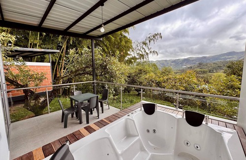 El Penol Ski Chalet | VILLA WITH POOL AND JACUZZI GUATAPE
